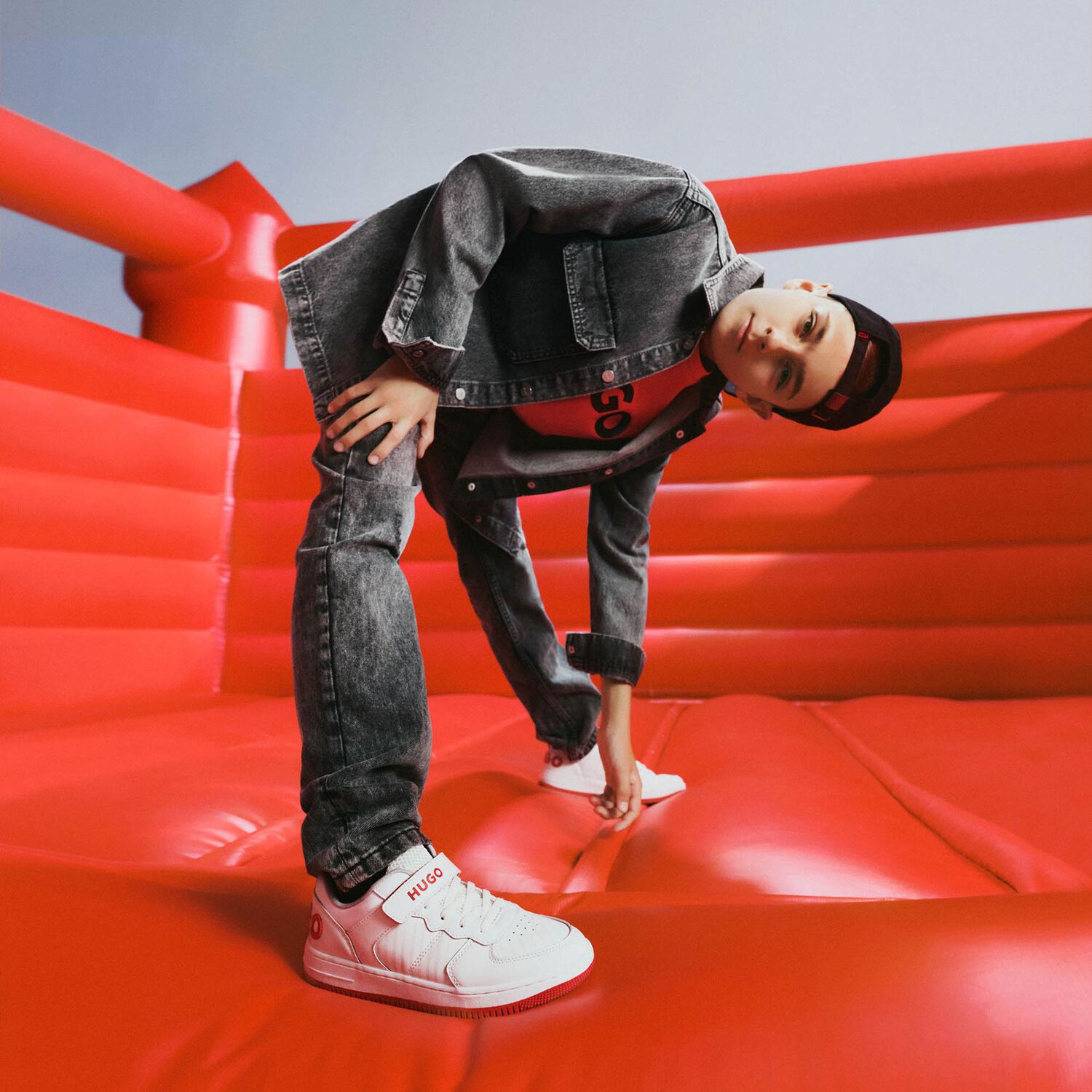 تيشيرت أولاد بالشعار باللون الأحمر, 4, hi-res image number null