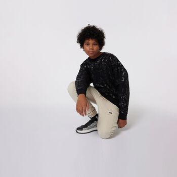 سويتشيرت بالشعار باللون الأسود