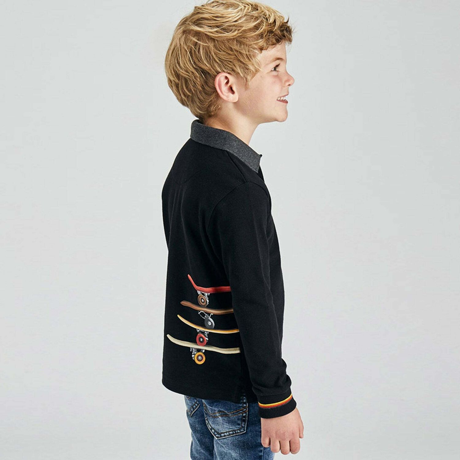 تيشيرت بولو طبعة ألواح تزلج باللون الاسود للاولاد, 1, hi-res