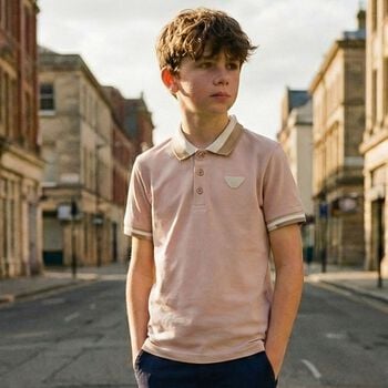 قميص بولو بيج اللون للأولاد بشعار