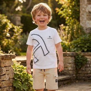 شورتات أولادي اللون البيج بشعار