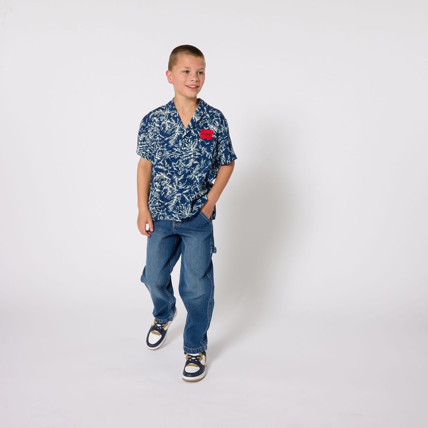 قميص أولادي أزرق داكن بنقشة شجرة الصنوبر, 1, hi-res