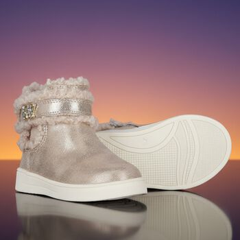 أحذية فرو باللون الذهبي للبنات الصغيرات