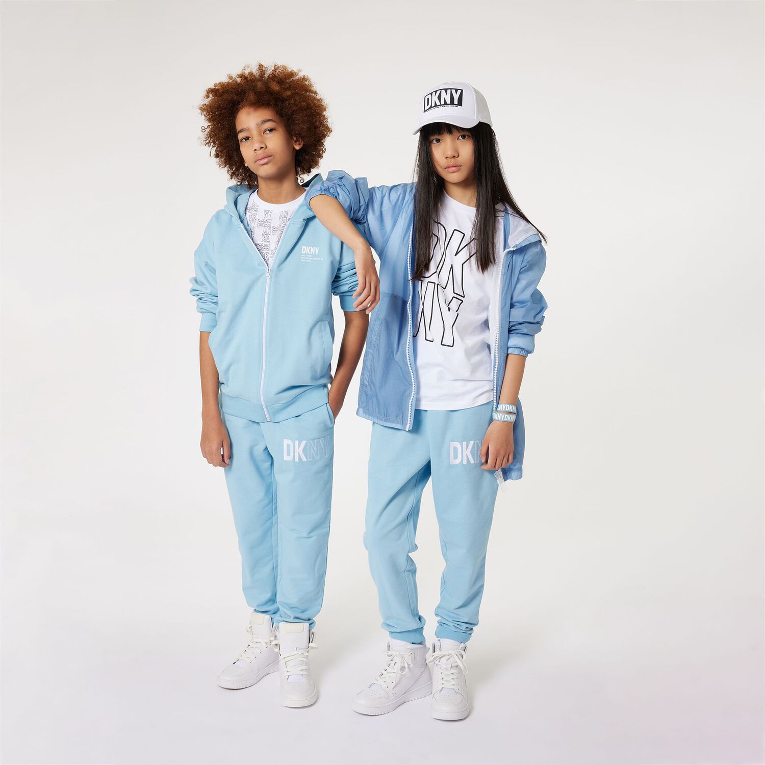 كاب بالشعار باللون الأبيض والأسود, 2, hi-res image number null