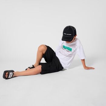 قبعة بالشعار باللون الأسود