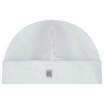 قبعة باللون زرقاء مطرزة بشعار للأولاد 