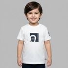 تيشيرت اولاد بالشعار باللون الابيض , 1, hi-res