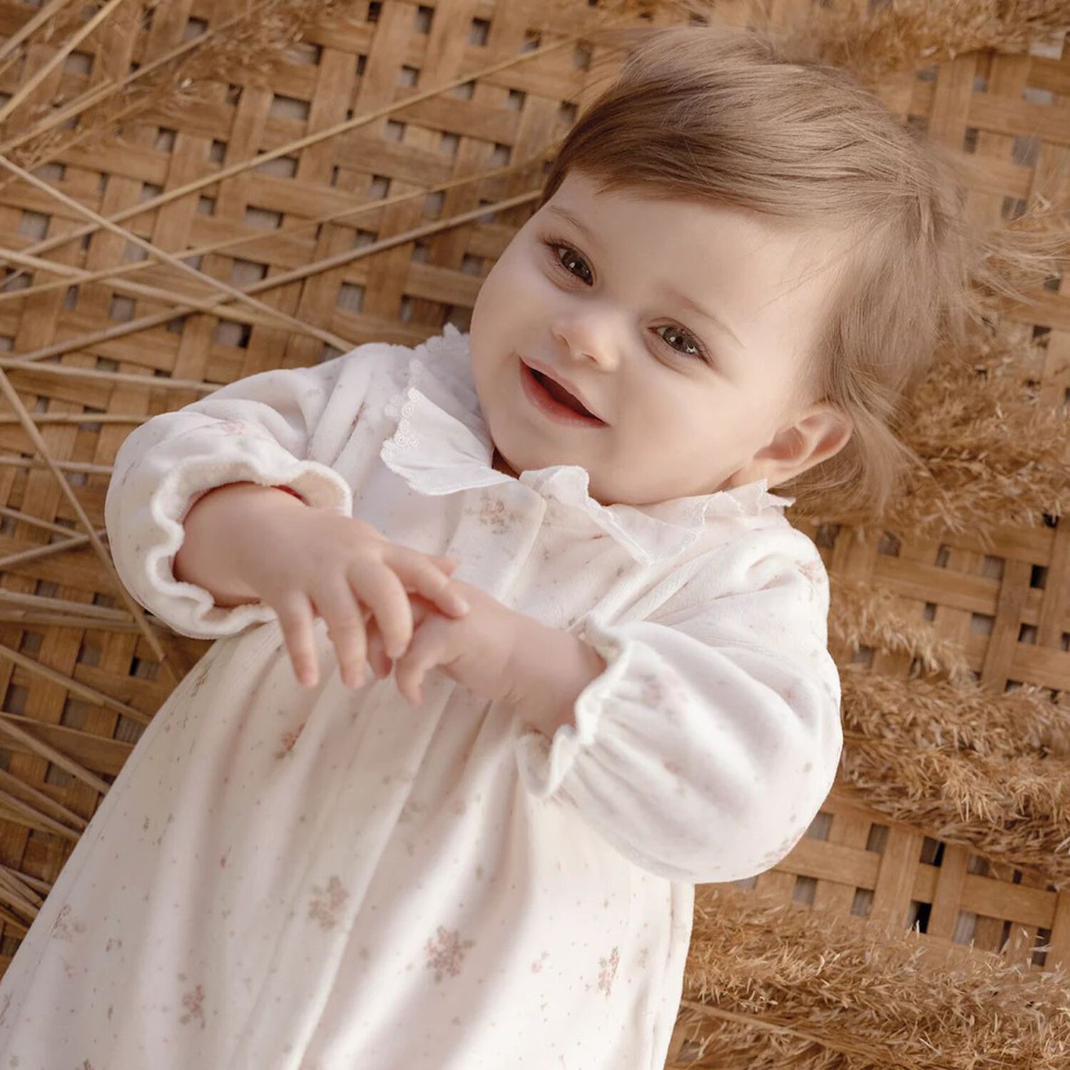 طقم أفرول بالشعار بطبعة الزهور باللون العاجي, 1, hi-res