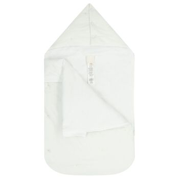 عش الطفل بشعار أبيض