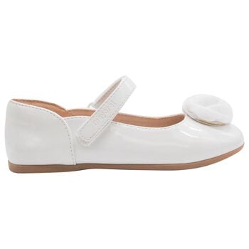 حذاء للبنات مزين بالزهور باللون الابيض 