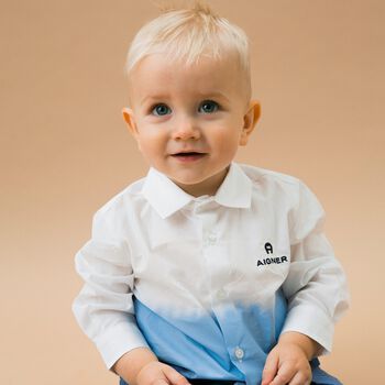 قميص بالشعار باللون الأبيض والأزرق للأولاد