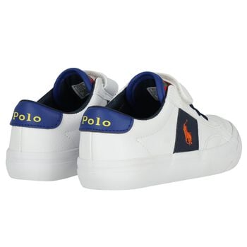 أحذية رياضية بشعار للأولاد الصغار باللون الأبيض