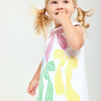 فستان باللون الابيض مزين بفيونكة للبنات