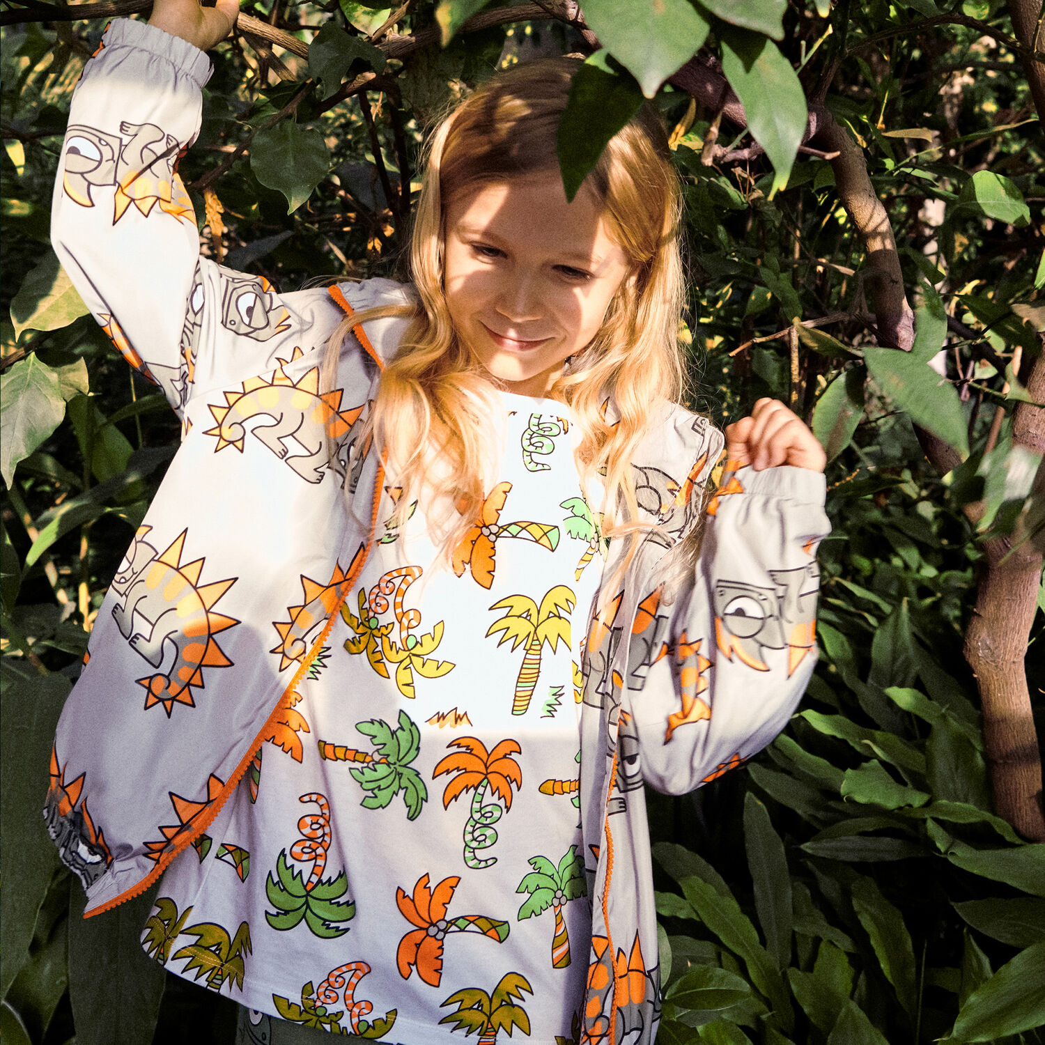 تيشيرت بطبعة أشجار نخيل باللون الابيض للبنات, 1, hi-res