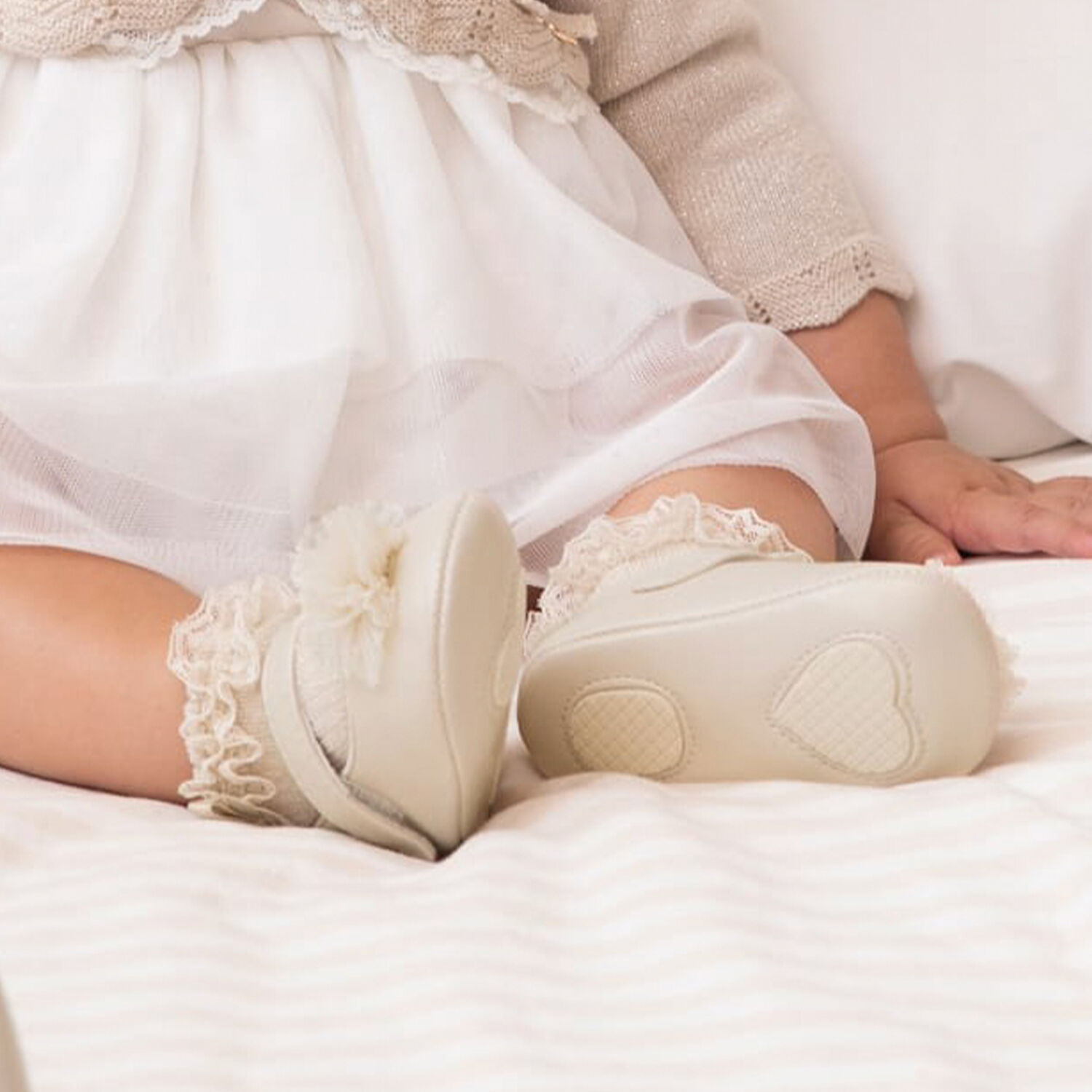 حذاء قبل المشي باللون الذهبي للبنات, 2, hi-res