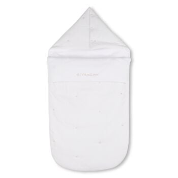 عش الطفل بشعار أبيض