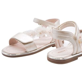 صندل للبنات من المعدن مزين بالزهور باللون الذهبي