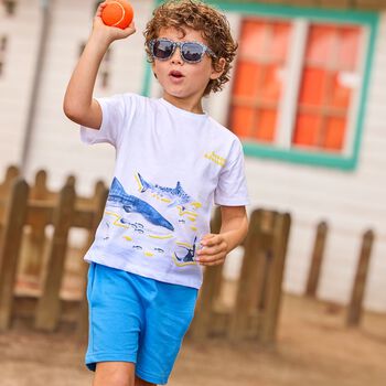 طقم شورتات للأولاد باللونين الأبيض والأزرق بنقشة سمكة القرش