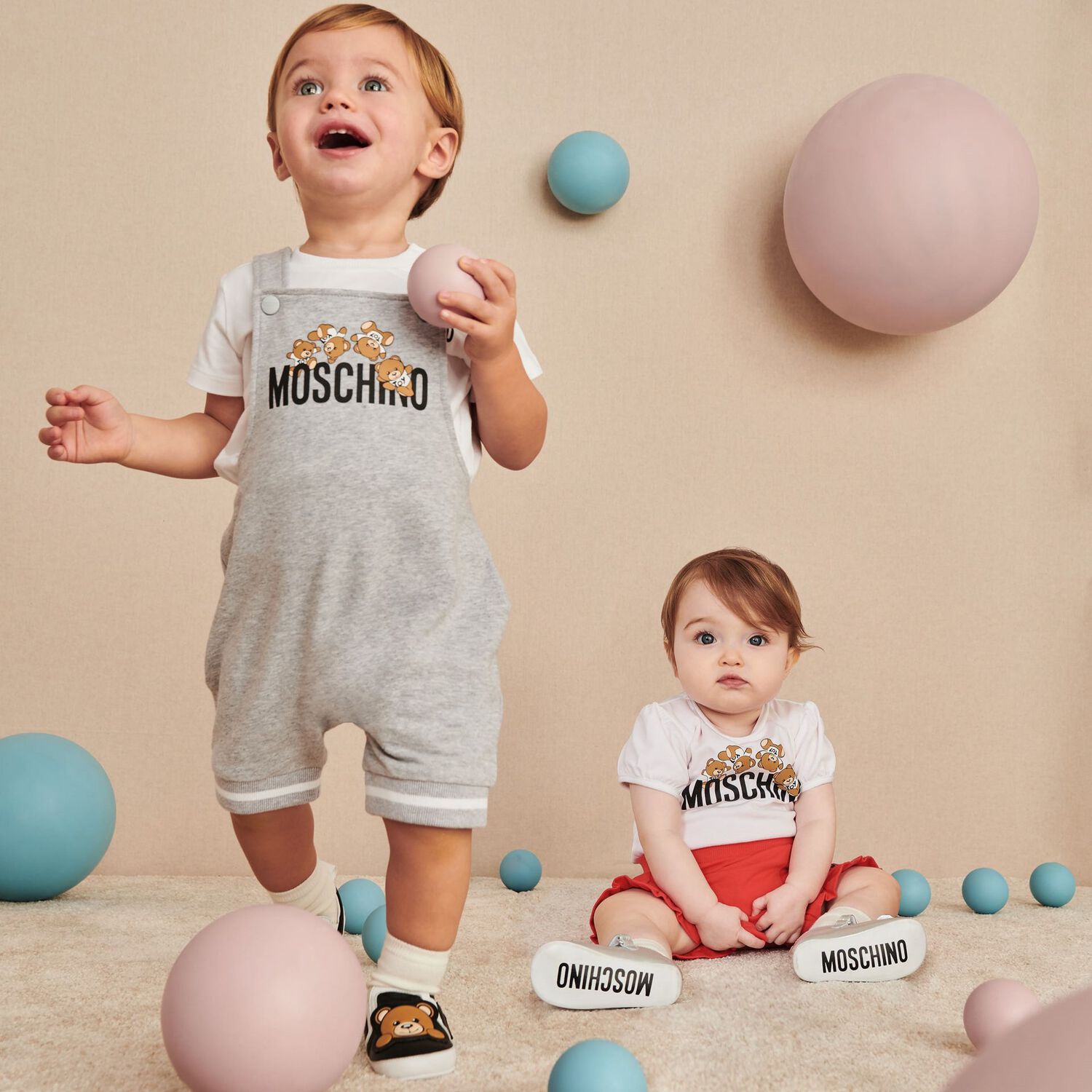 طقم دونغري بشعار تيدي باللون الأبيض والرمادي, 2, hi-res