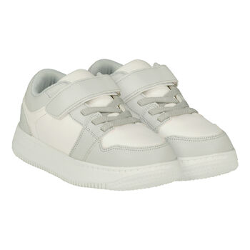 حذاء رياضي بالشعار باللون الأبيض والرمادي للأولاد