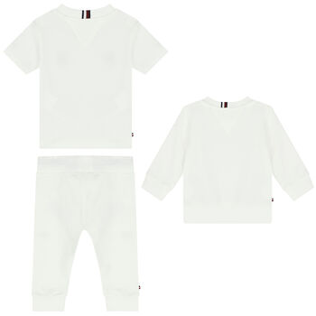 بدلة رياضية بالشعار باللون الأبيض للأولاد ( 3 قطع )