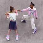 حذاء بنات رياضي بالشعار باللون الأبيض والوردي والأزرق , 1, hi-res