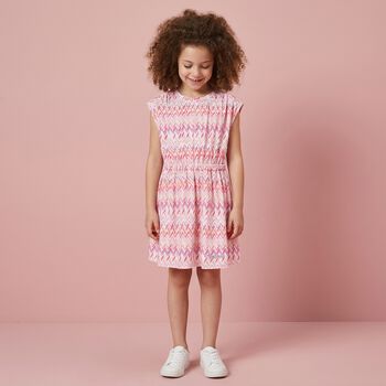 فستان للبنات  باللون وردي وأبيض بشعار متعرج