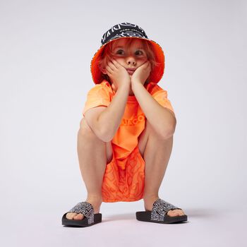 سلايدر بالشعار باللون الأبيض والأسود