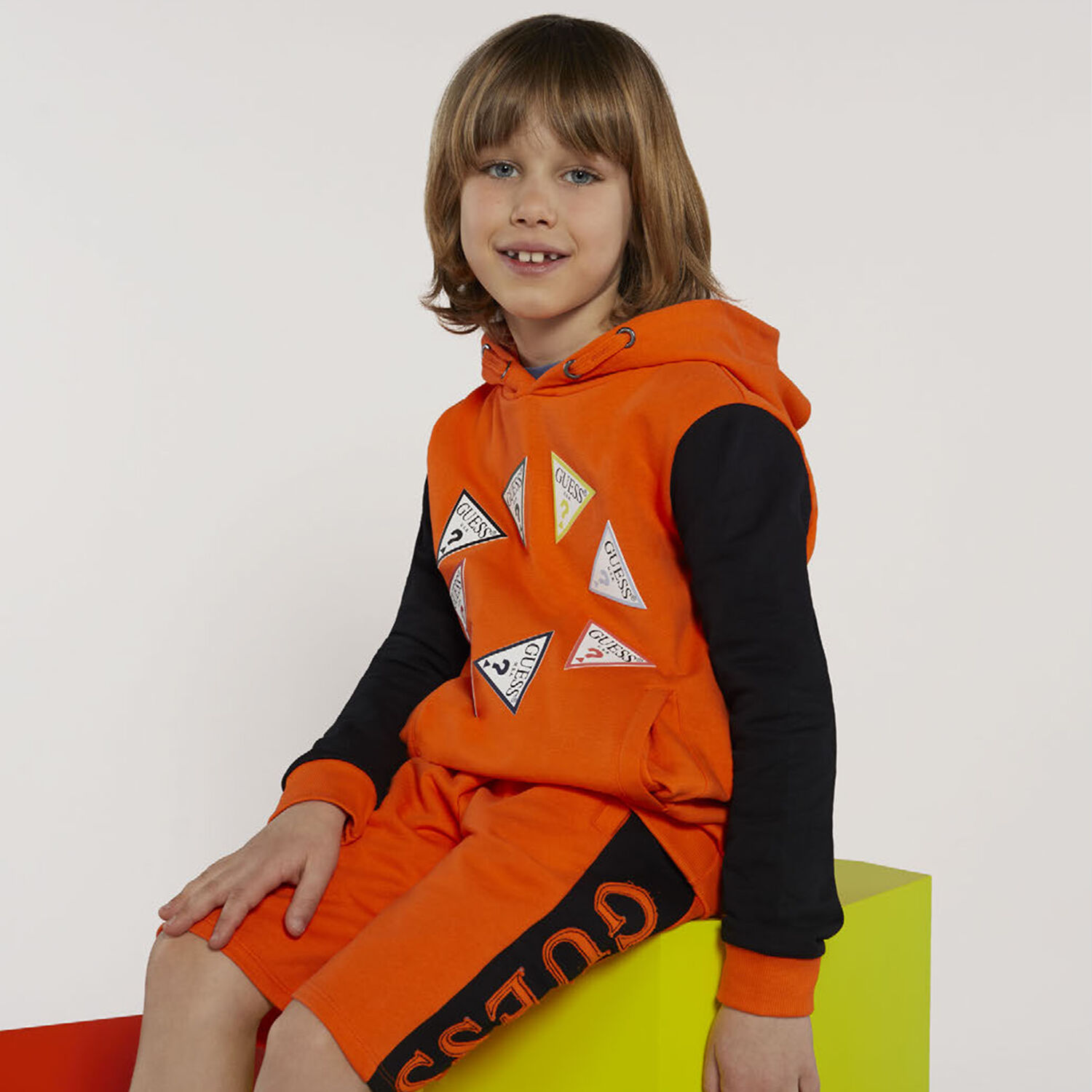 شورت أولاد بالشعار باللون البرتقالى والاسود, 2, hi-res