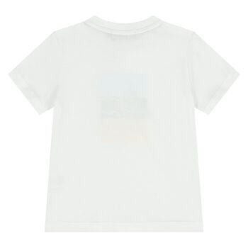 تيشيرت باللون الأبيض بشعار للأولاد 