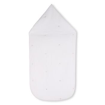 عش الطفل بشعار أبيض