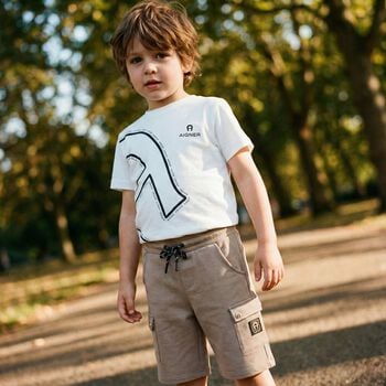 شورتات أولادي باللون البيج بشعار