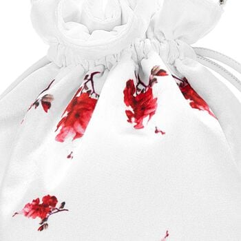 حقيبه بنات من الساتان مزينه بالزهور باللون العاجى 