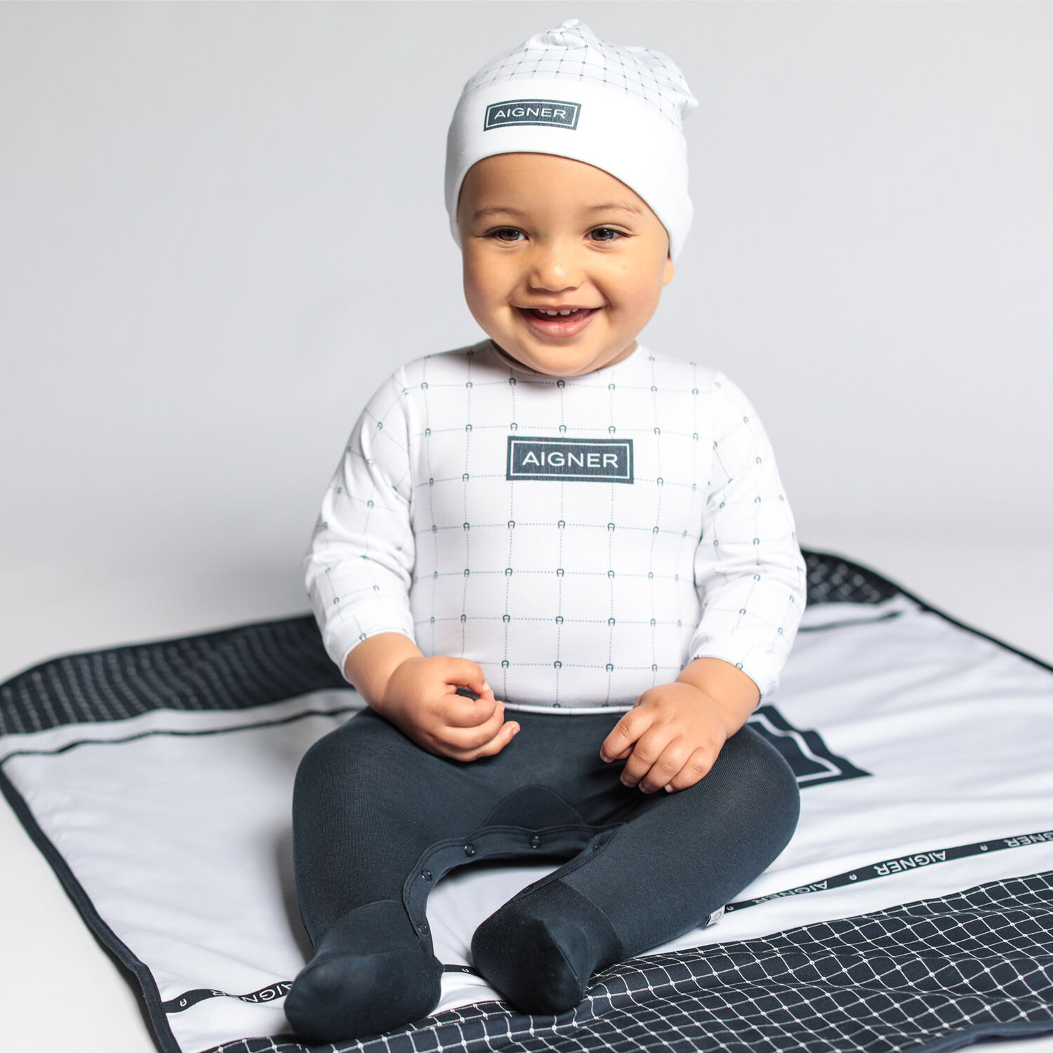 أفرول بالشعار باللون الكحلي والأبيض للأولاد, 1, hi-res