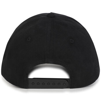 قبعة بالشعار باللون الأسود
