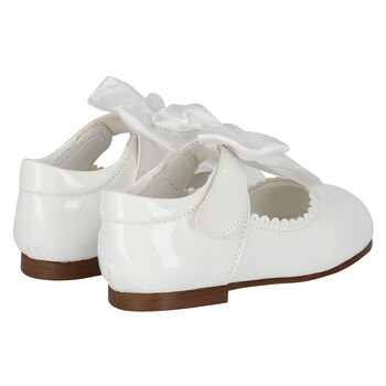 حذاء بنات بفيونكة باللون الأبيض