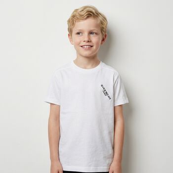 تيشيرت باللون الابيض للأولاد بالشعار