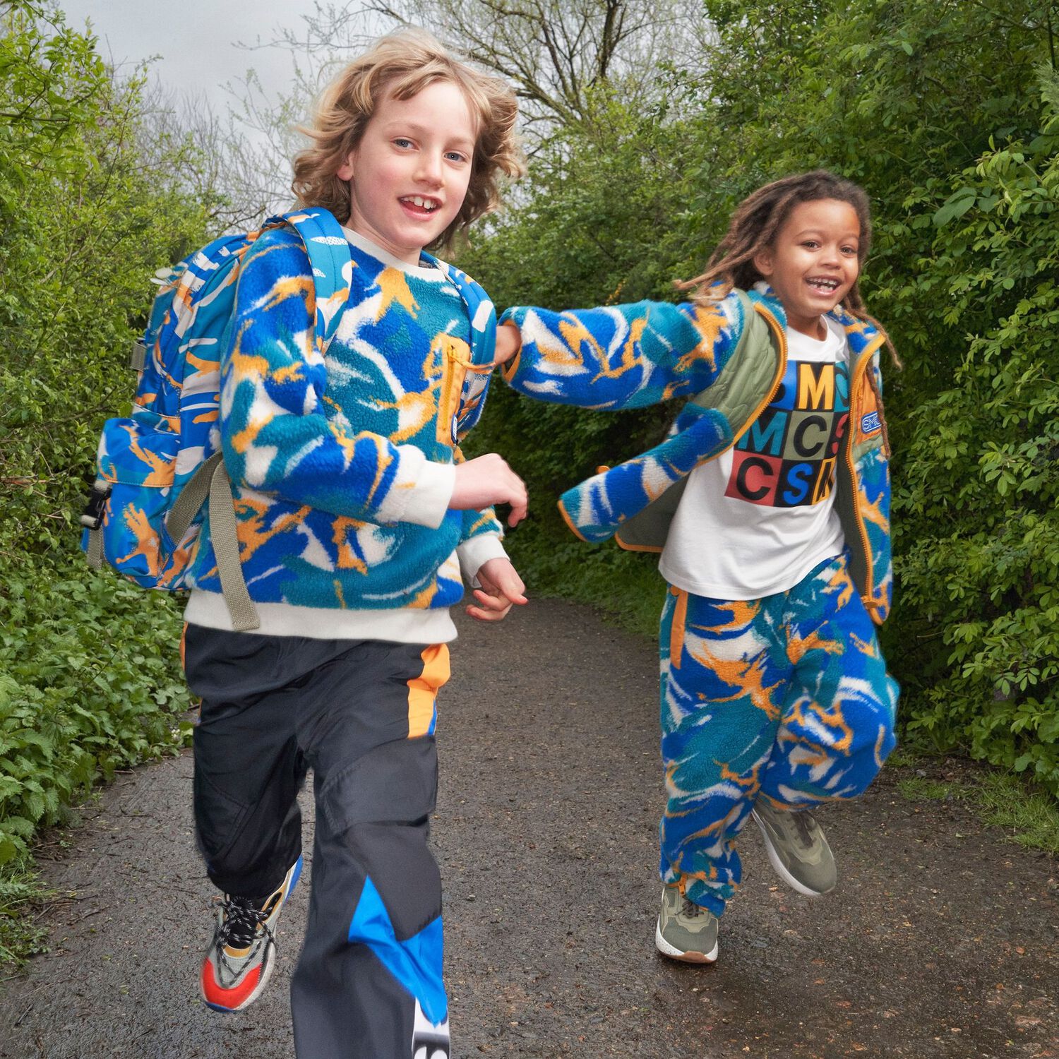 تيشيرت أولاد بالشعار باللون العاجي, 1, hi-res