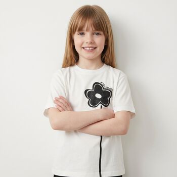 تيشيرت بنات بالشعار بطبعة الزهور باللون الأبيض