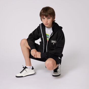 شورت بالشعار باللون الأسود