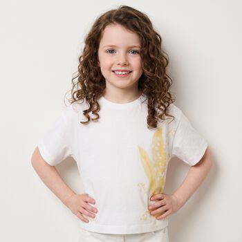 تشيرت مزين بالزهور باللون الابيض للبنات 