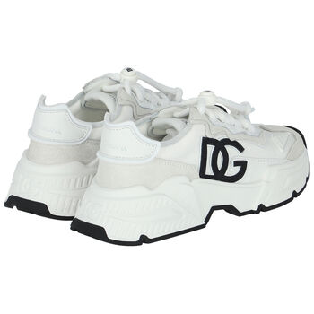 حذاء رياضي بالشعار باللون الأبيض