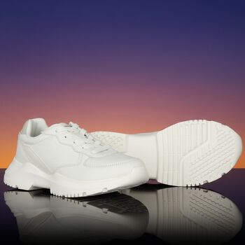 حذاء رياضي بالشعار باللون العاجي