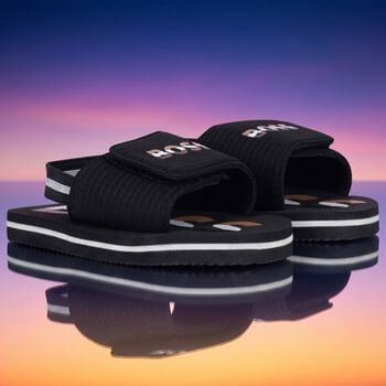 صندل أسود بشعار للأولاد