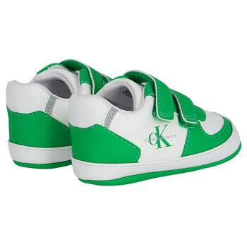 حذاء أولاد قبل المشي بالشعار باللون الأبيض والأخضر
