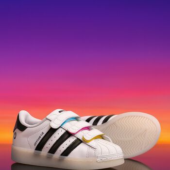 حذاء رياضي سوبر ستار بإضاءة ليد باللون الأبيض والأسود