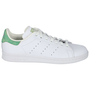 حذاء رياضي باللون الأبيض والأخضر