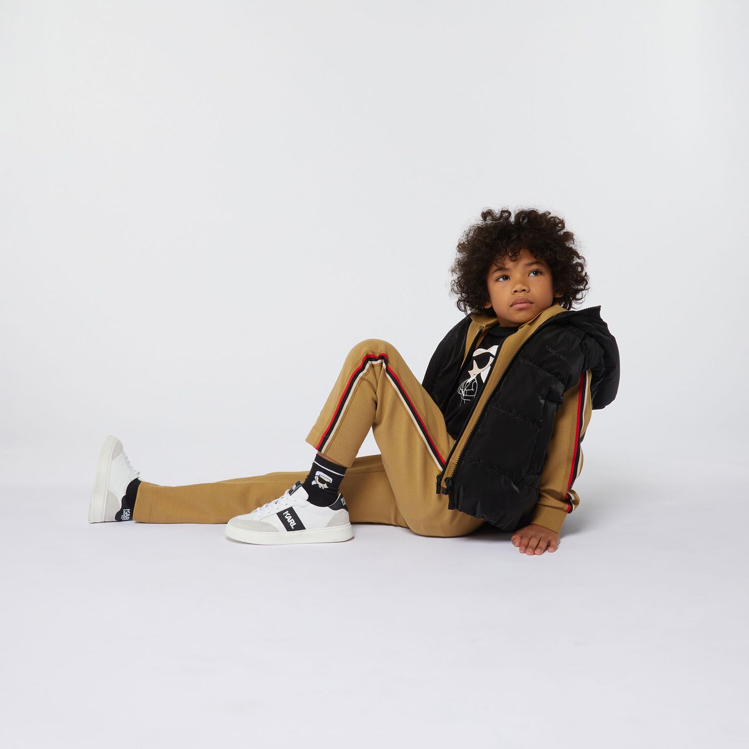 تيشيرت أولاد بالشعار باللون الأسود, 1, hi-res